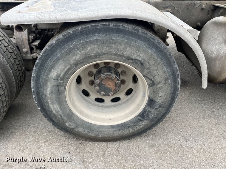 image for item DR7403 2009 Peterbilt 365  semi truck