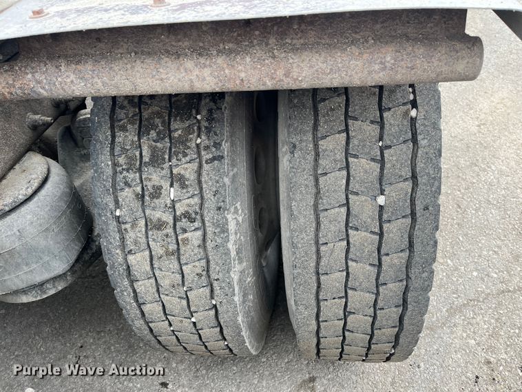 image for item DR7403 2009 Peterbilt 365  semi truck