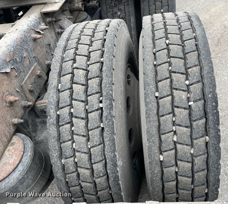 image for item DR7403 2009 Peterbilt 365  semi truck