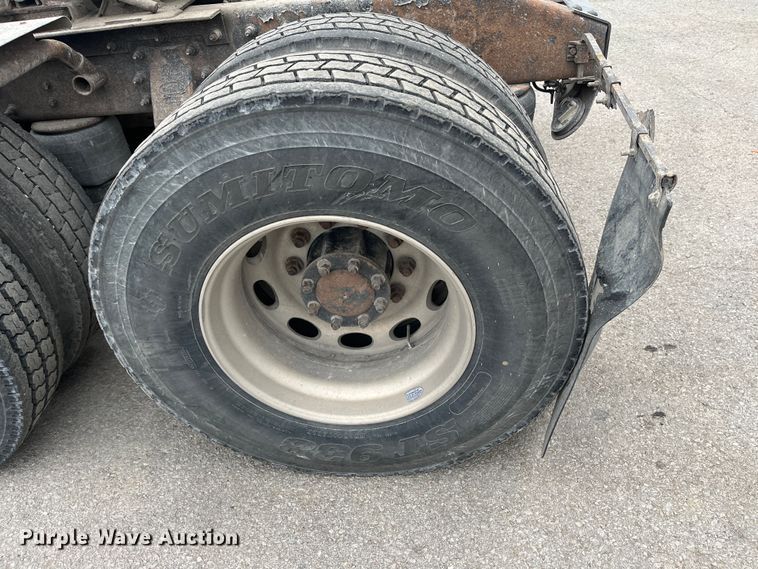 image for item DR7403 2009 Peterbilt 365  semi truck