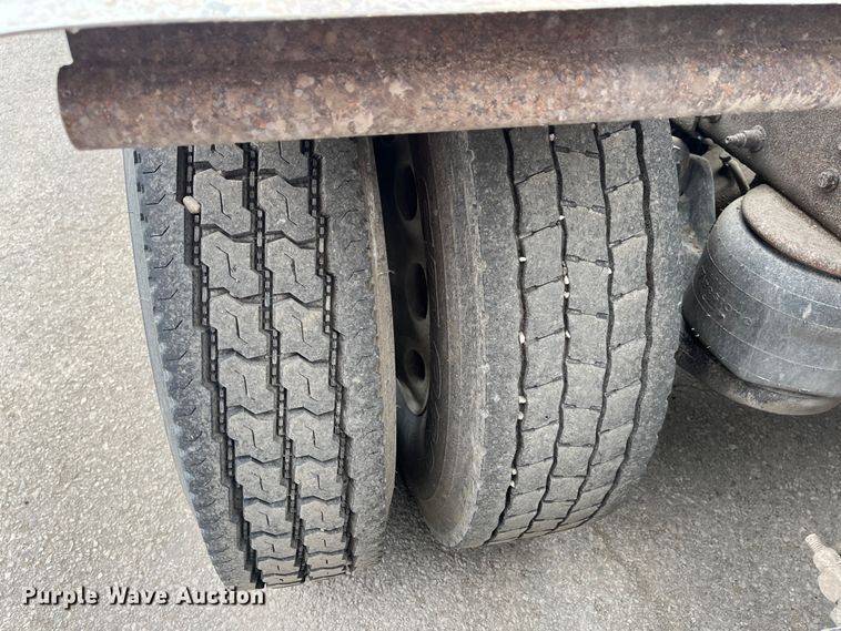 image for item DR7403 2009 Peterbilt 365  semi truck