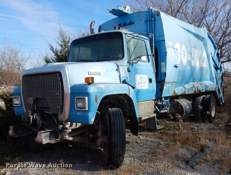 image for item DS1530 1996 Ford LN8000  refuse truck