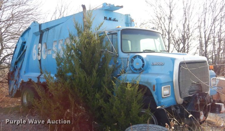 image for item DS1530 1996 Ford LN8000  refuse truck