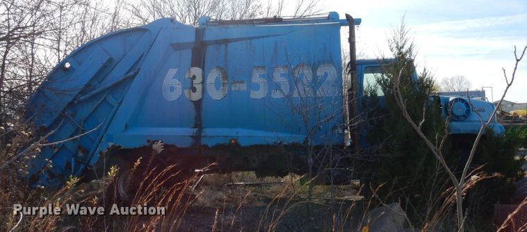 image for item DS1530 1996 Ford LN8000  refuse truck