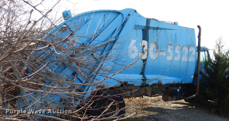 image for item DS1530 1996 Ford LN8000  refuse truck