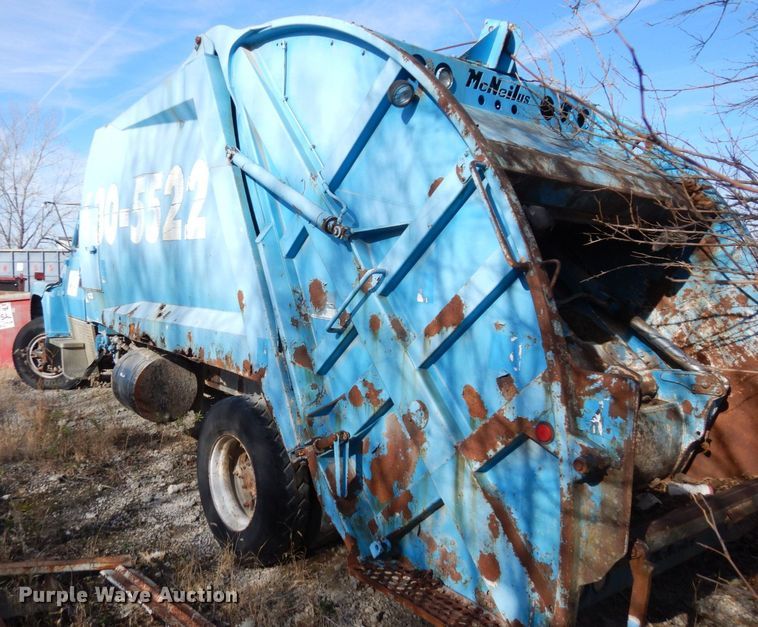 image for item DS1530 1996 Ford LN8000  refuse truck