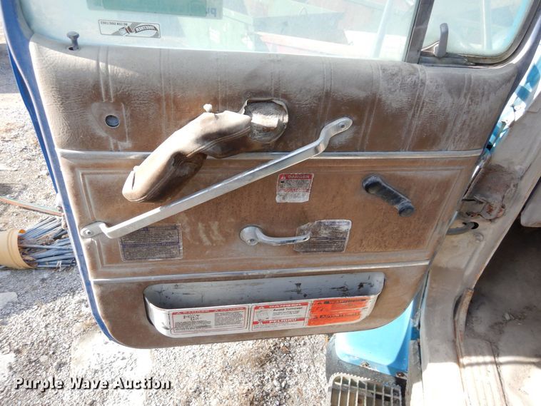 image for item DS1530 1996 Ford LN8000  refuse truck