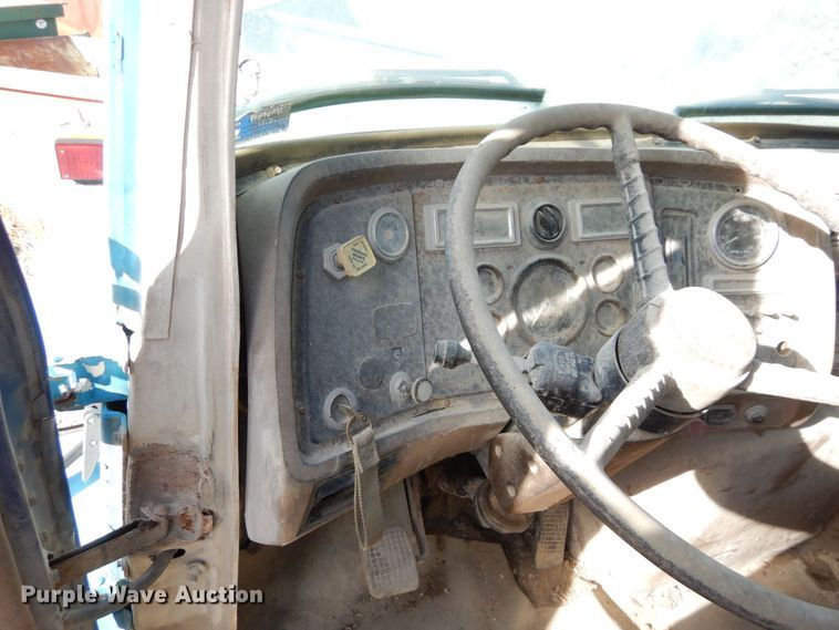 image for item DS1530 1996 Ford LN8000  refuse truck