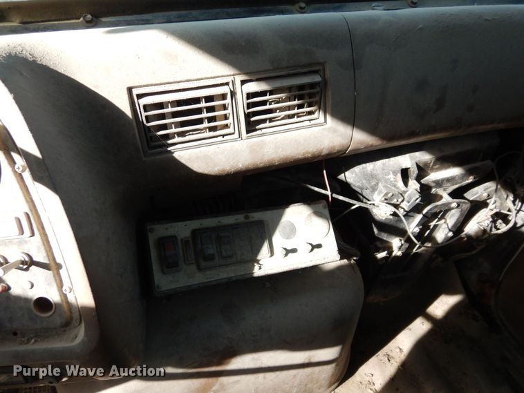 image for item DS1530 1996 Ford LN8000  refuse truck