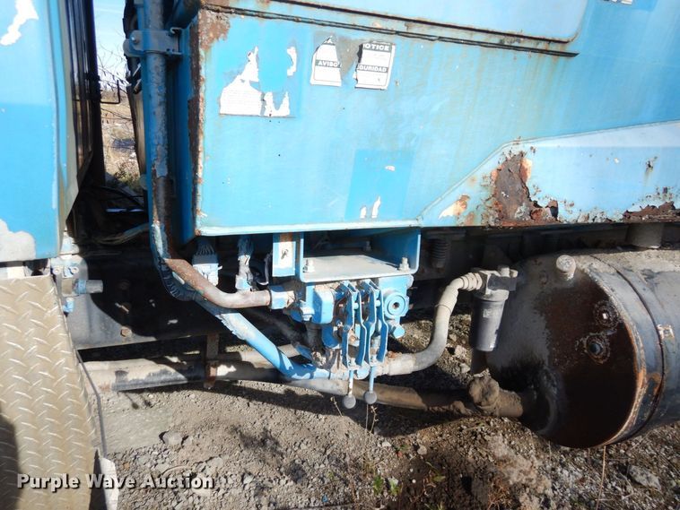 image for item DS1530 1996 Ford LN8000  refuse truck