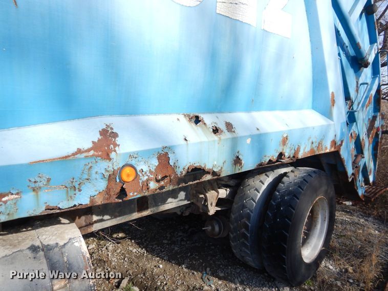 image for item DS1530 1996 Ford LN8000  refuse truck