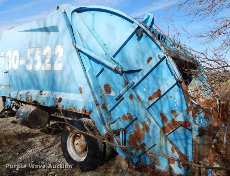 image for item DS1530 1996 Ford LN8000  refuse truck