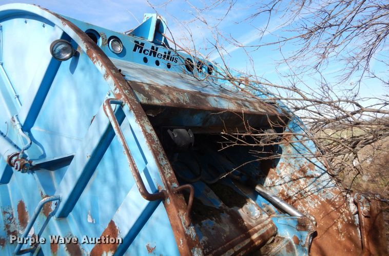 image for item DS1530 1996 Ford LN8000  refuse truck