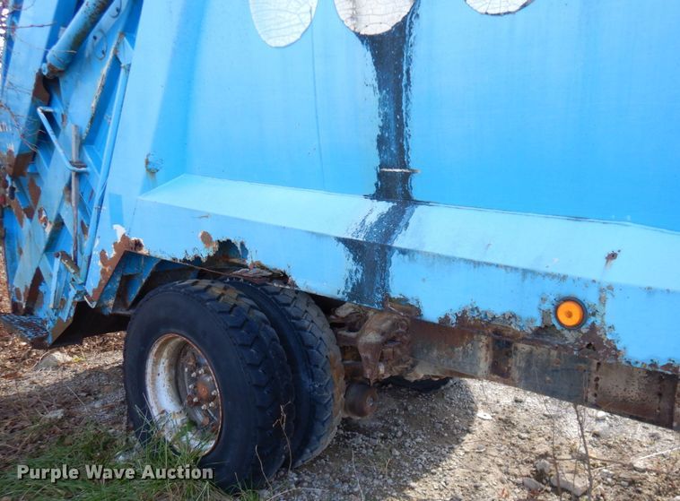 image for item DS1530 1996 Ford LN8000  refuse truck