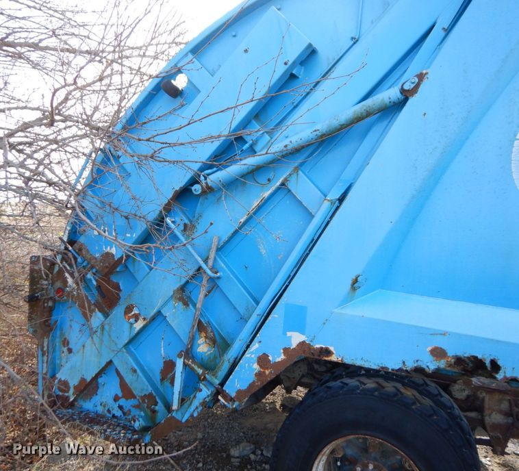 image for item DS1530 1996 Ford LN8000  refuse truck