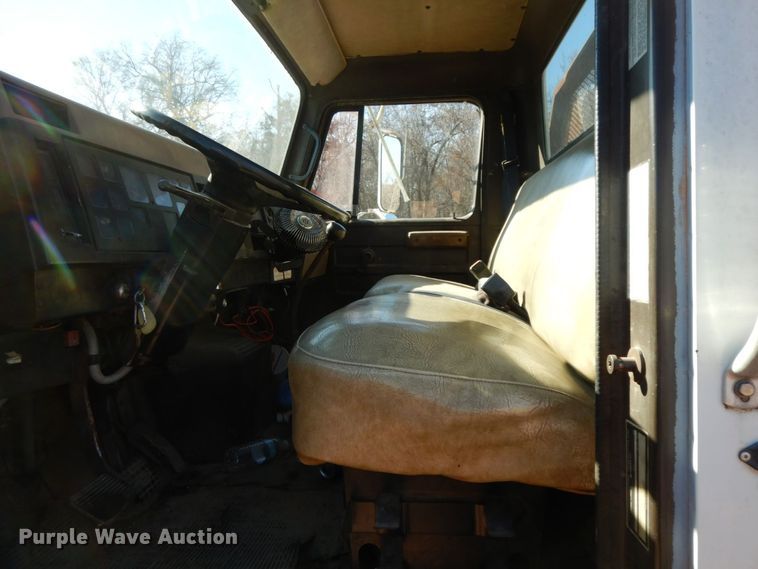 image for item HG9309 1990 International 4700  flatbed truck