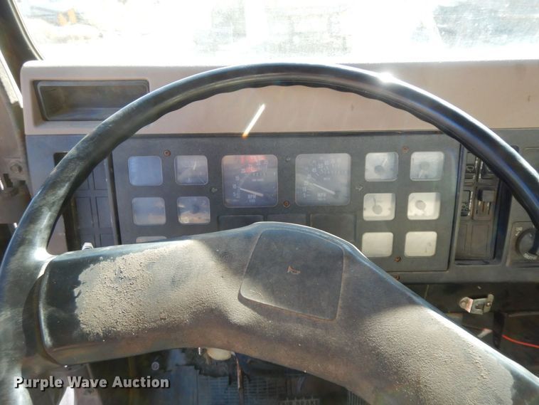 image for item HG9309 1990 International 4700  flatbed truck