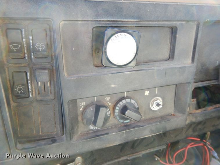 image for item HG9309 1990 International 4700  flatbed truck