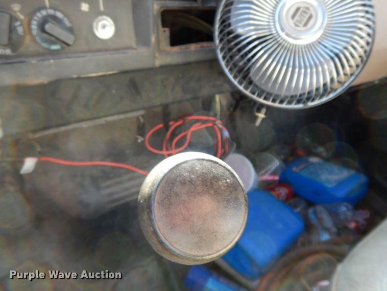 image for item HG9309 1990 International 4700  flatbed truck