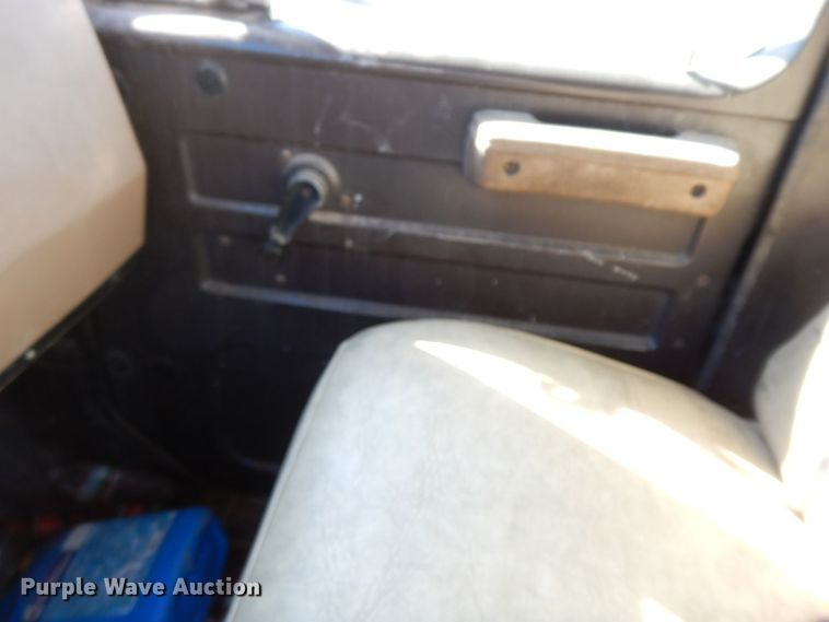 image for item HG9309 1990 International 4700  flatbed truck