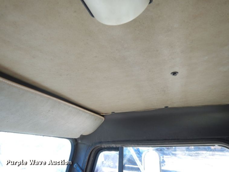 image for item HG9309 1990 International 4700  flatbed truck