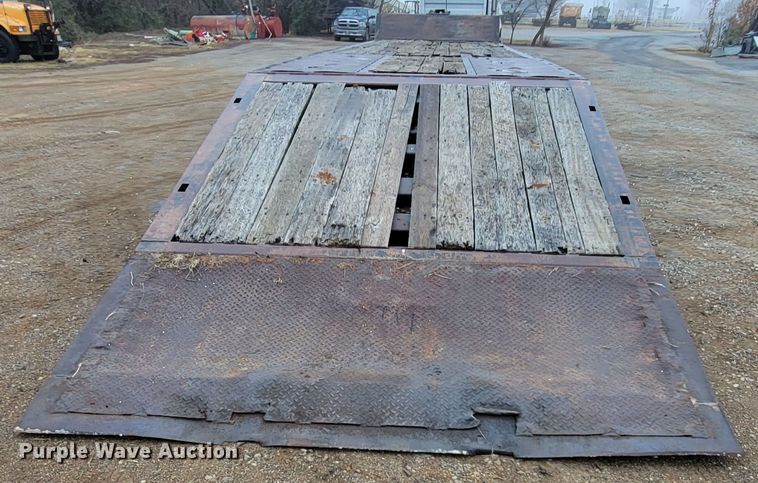 image for item HG9353 2001 Trail King TK70HT  equipment trailer