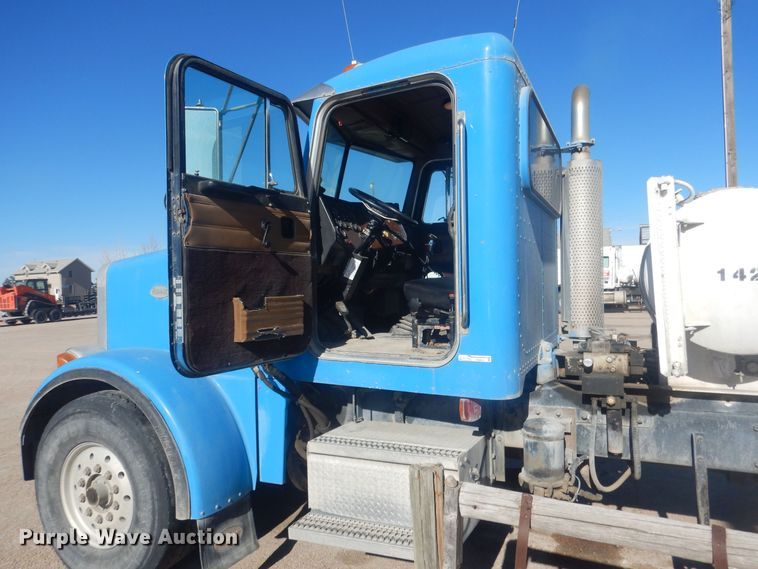 image for item HQ9531 1997 Peterbilt 357  ready mix truck