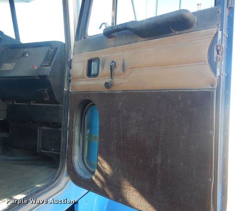 image for item HQ9531 1997 Peterbilt 357  ready mix truck