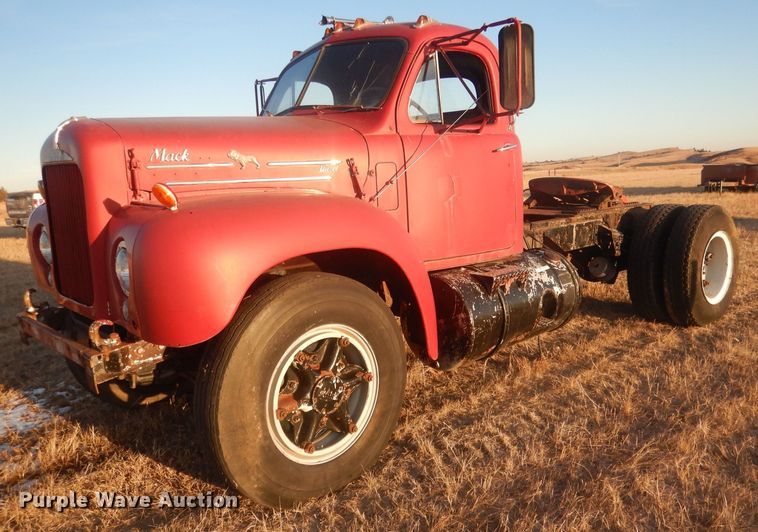 image for item HQ9558 1965 Mack B61  semi truck