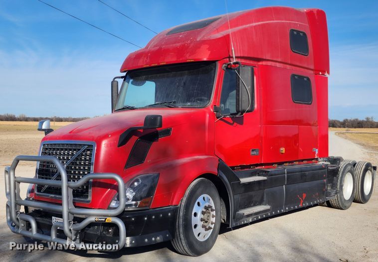 image for item IL9075 2007 Volvo VNL  semi truck