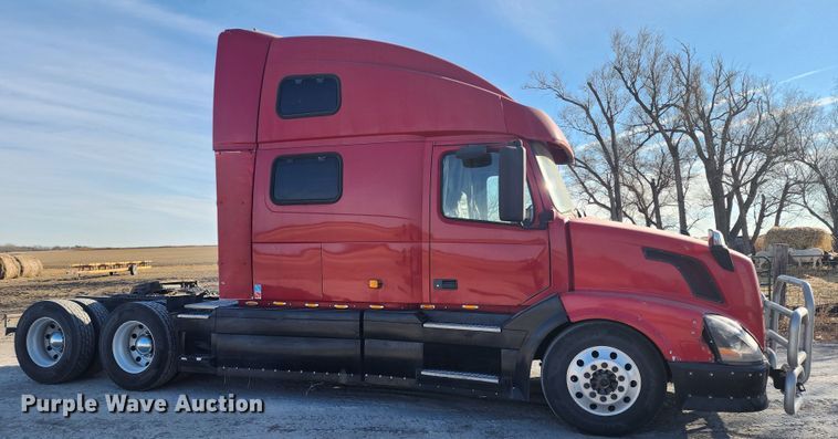 image for item IL9075 2007 Volvo VNL  semi truck