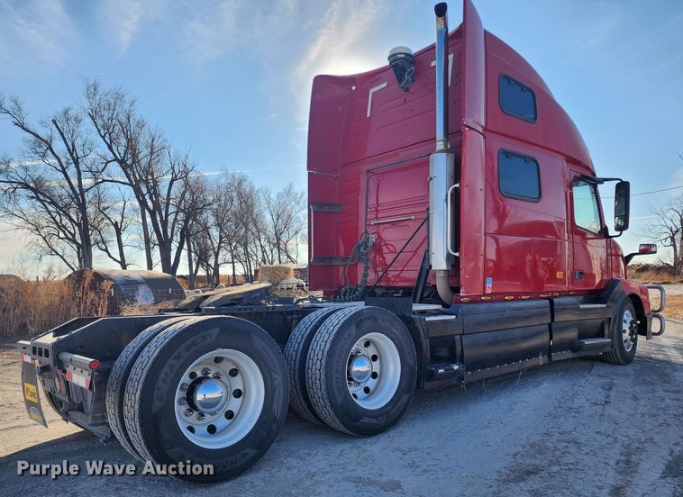 image for item IL9075 2007 Volvo VNL  semi truck