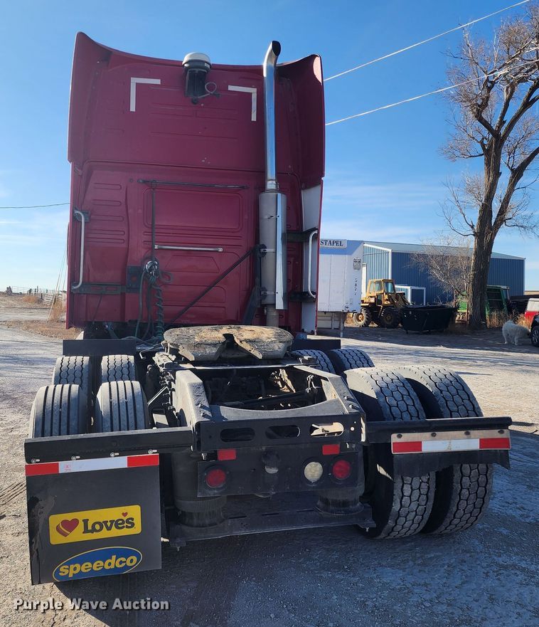 image for item IL9075 2007 Volvo VNL  semi truck