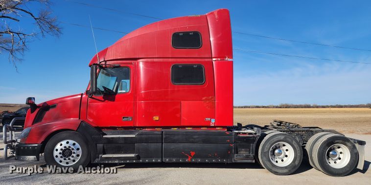 image for item IL9075 2007 Volvo VNL  semi truck