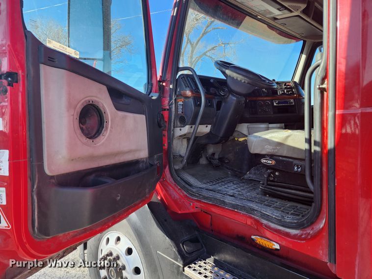 image for item IL9075 2007 Volvo VNL  semi truck