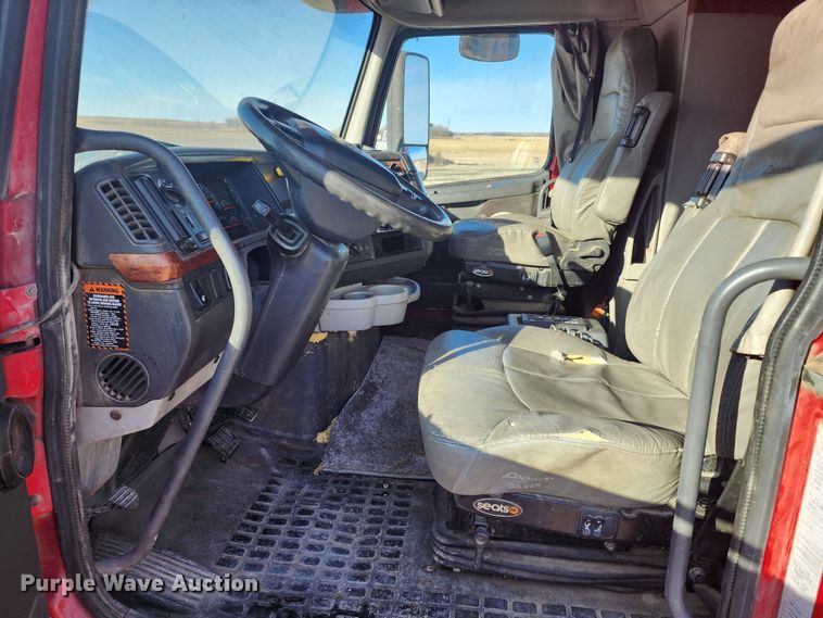 image for item IL9075 2007 Volvo VNL  semi truck