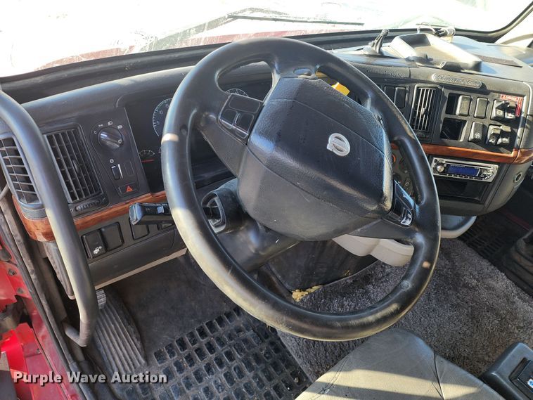 image for item IL9075 2007 Volvo VNL  semi truck