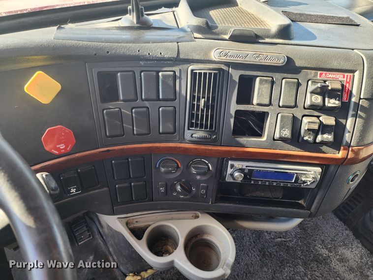 image for item IL9075 2007 Volvo VNL  semi truck