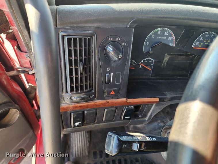 image for item IL9075 2007 Volvo VNL  semi truck