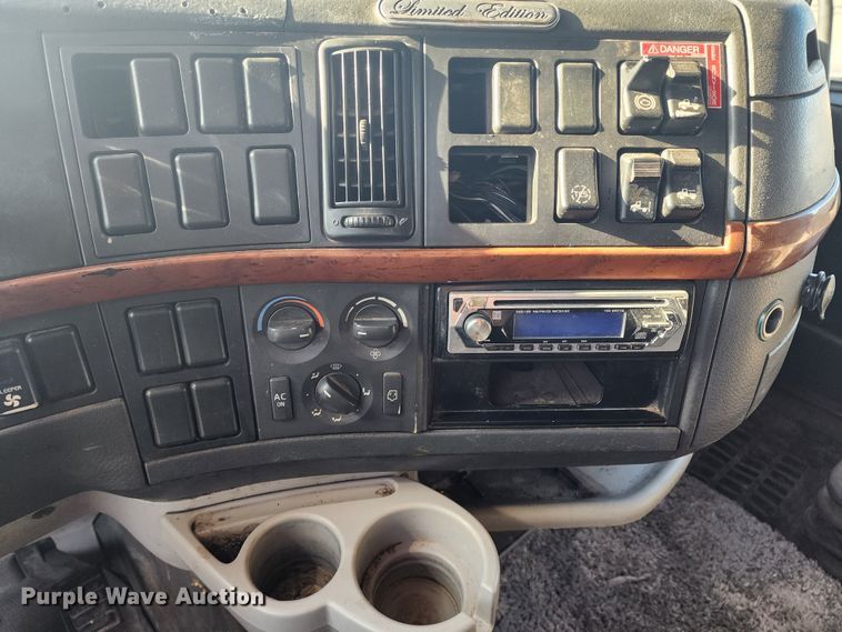 image for item IL9075 2007 Volvo VNL  semi truck