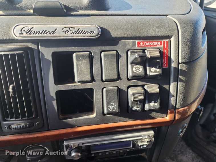 image for item IL9075 2007 Volvo VNL  semi truck