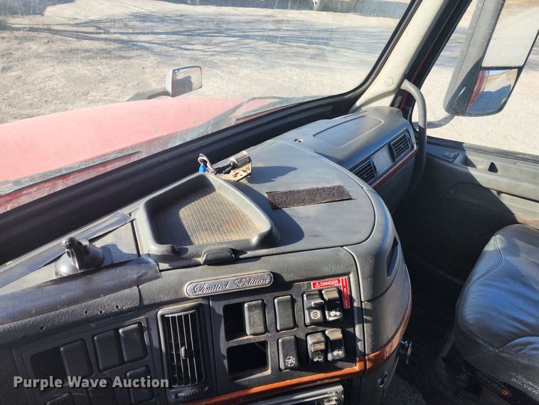 image for item IL9075 2007 Volvo VNL  semi truck