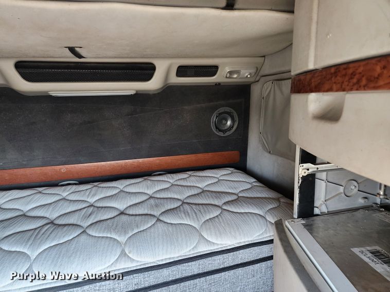 image for item IL9075 2007 Volvo VNL  semi truck