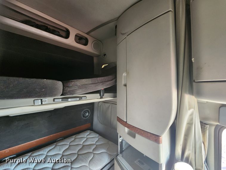 image for item IL9075 2007 Volvo VNL  semi truck