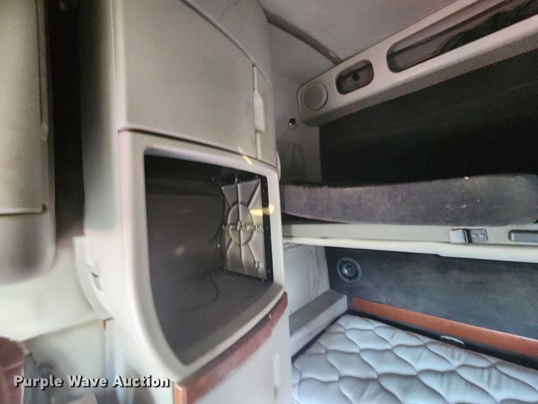 image for item IL9075 2007 Volvo VNL  semi truck