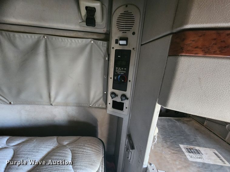 image for item IL9075 2007 Volvo VNL  semi truck