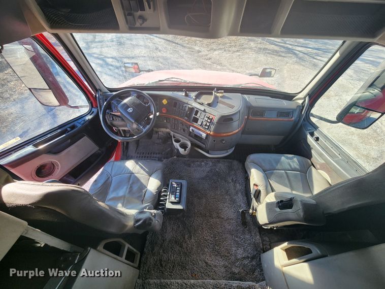 image for item IL9075 2007 Volvo VNL  semi truck