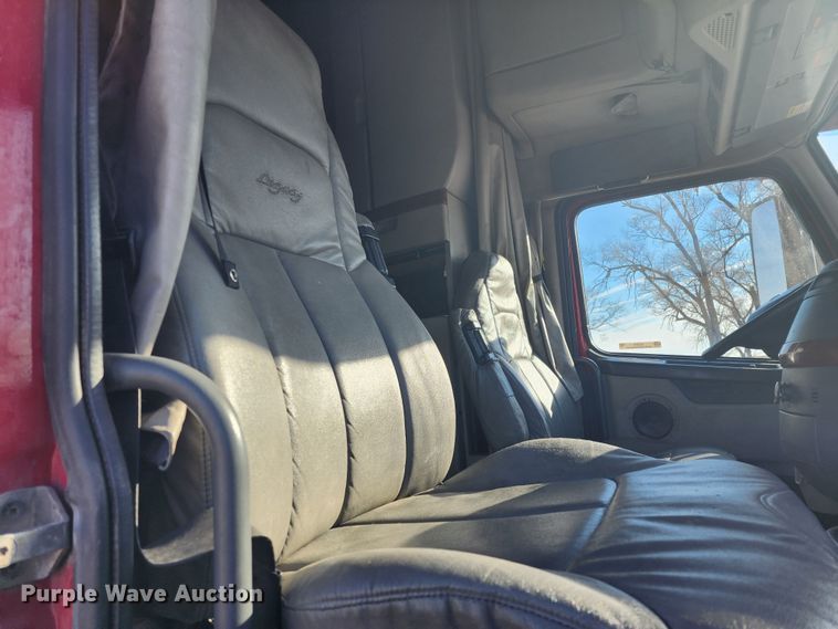 image for item IL9075 2007 Volvo VNL  semi truck