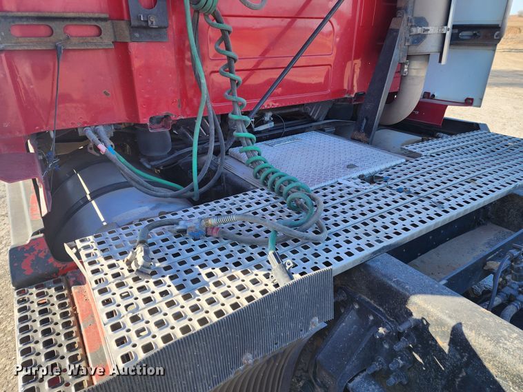 image for item IL9075 2007 Volvo VNL  semi truck