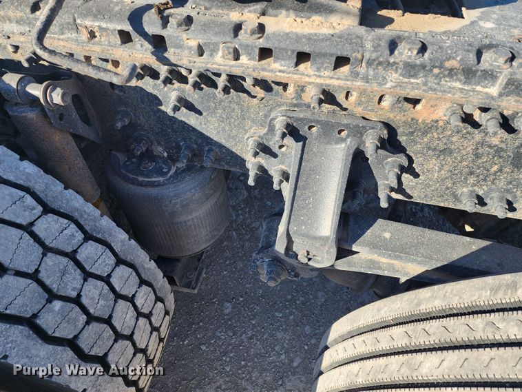 image for item IL9075 2007 Volvo VNL  semi truck